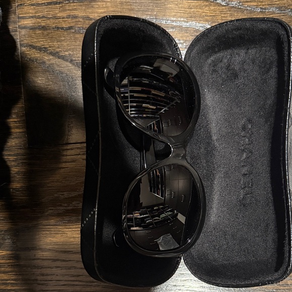 CHANEL Glossy Black Sunglasses - Picture 4 of 4